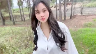 黑絲少婦勾引爬山高中生