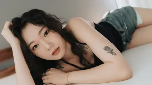 開朗活潑的沖浪女子Kumi有著可愛的反差萌女上位抽插時就像是在浪上一樣搖擺射精