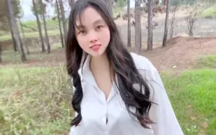 黑絲少婦勾引爬山高中生