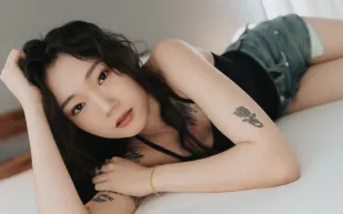 開朗活潑的沖浪女子Kumi有著可愛的反差萌女上位抽插時就像是在浪上一樣搖擺射精