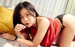 SWIC-0001 充滿色氣的女友九安在沙發獻上冰火口交服務