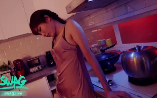 TQ-00026 趁姐姐外出買晚餐的時候吃掉她的男友！ 菲菲